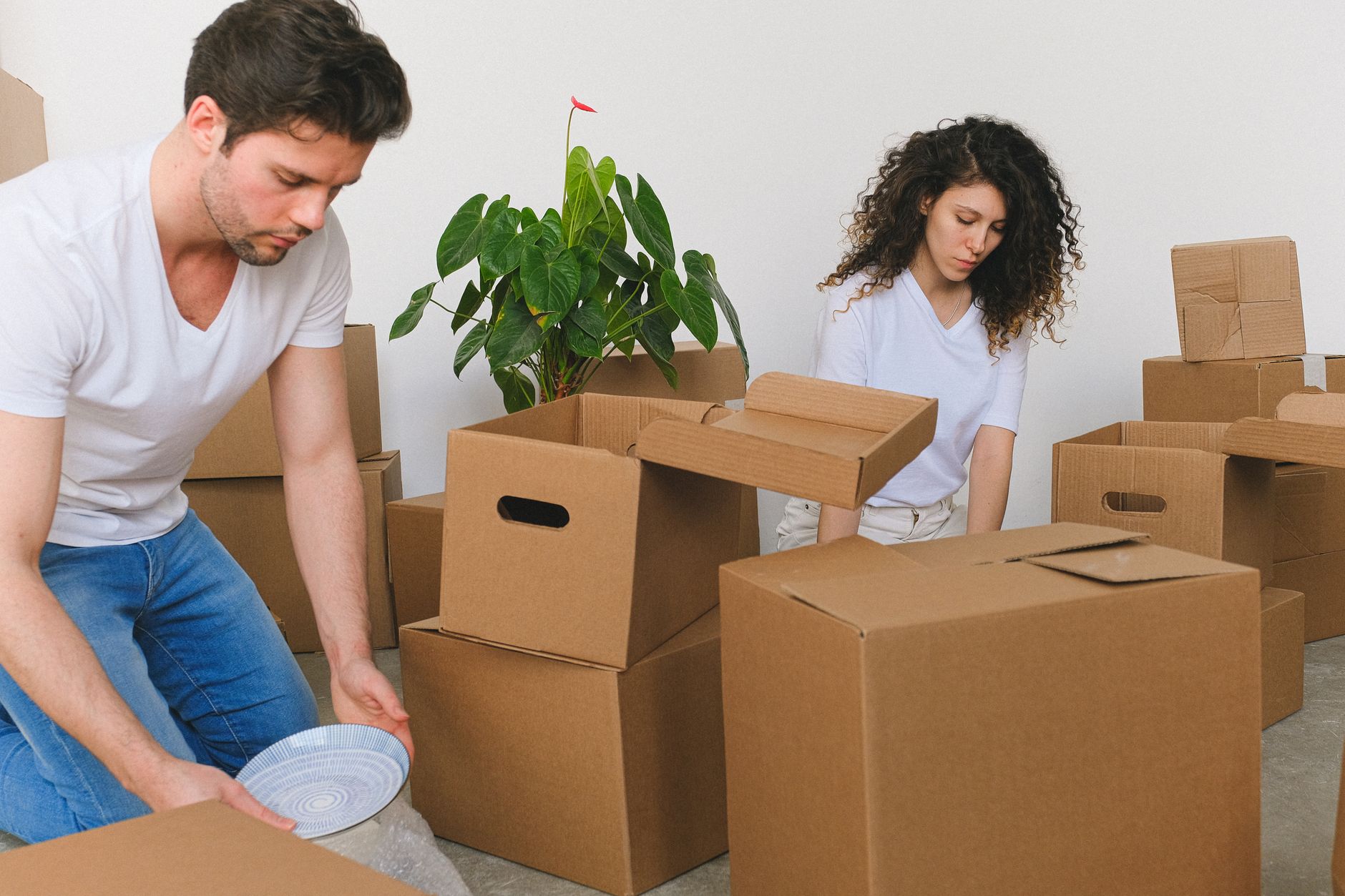 Bir apartman dairesinde paketleme yapan kişiler