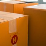 Yaz öncesi evden eve nakliyat için paketlenmiş kutular ve mobilyalar
