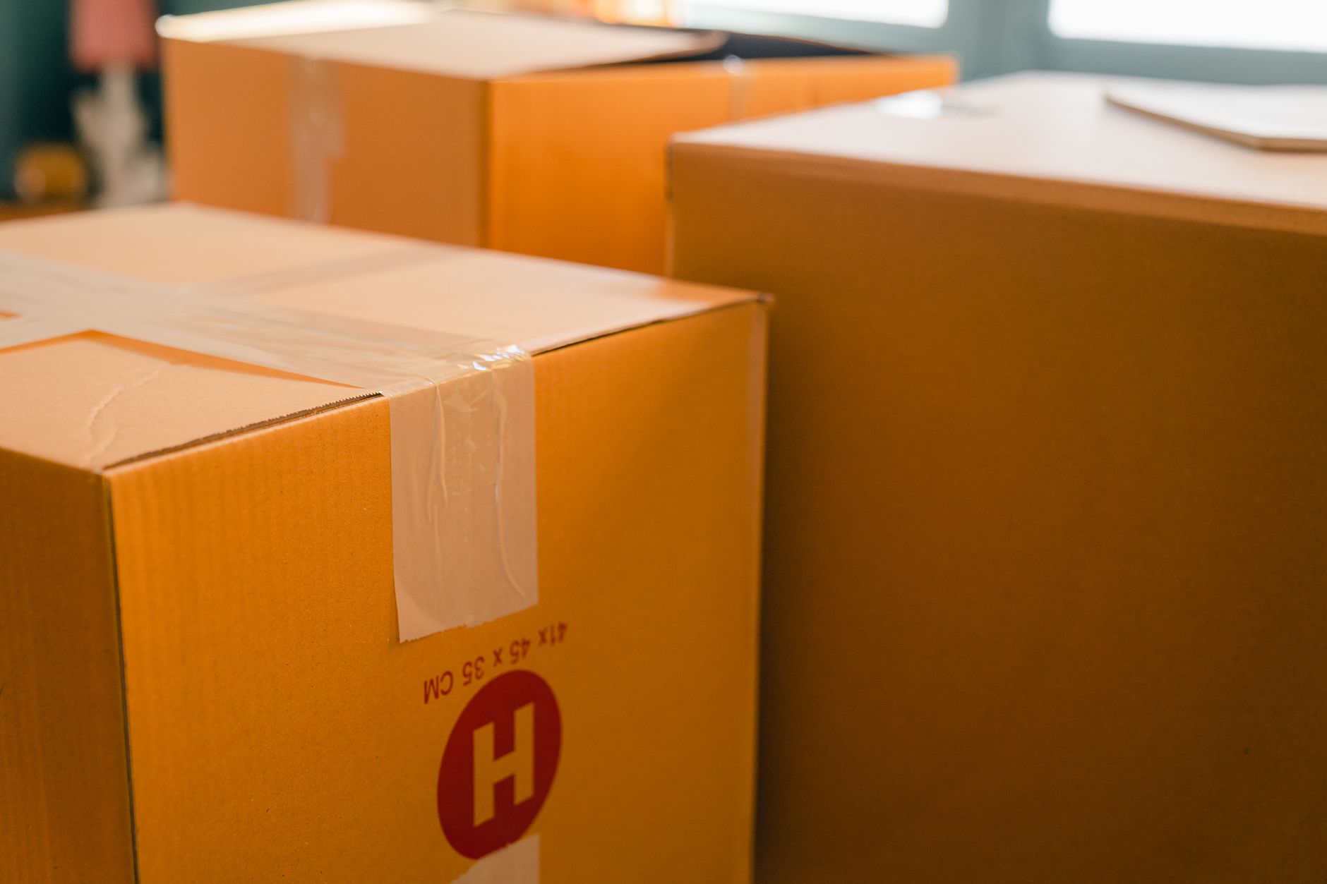 Yaz öncesi evden eve nakliyat için paketlenmiş kutular ve mobilyalar