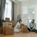Sezon dışı taşınma için paketlenmiş kutular ve eşyalar