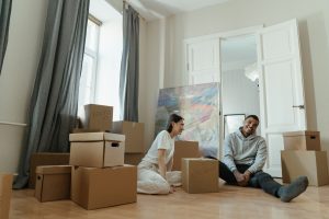 Sezon dışı taşınma için paketlenmiş kutular ve eşyalar